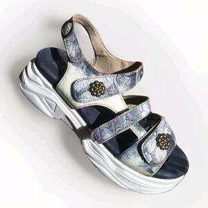 L'ARTISTE SEANSAND Sandals Gray Embossed Floral Size 9.5 Spring Step
